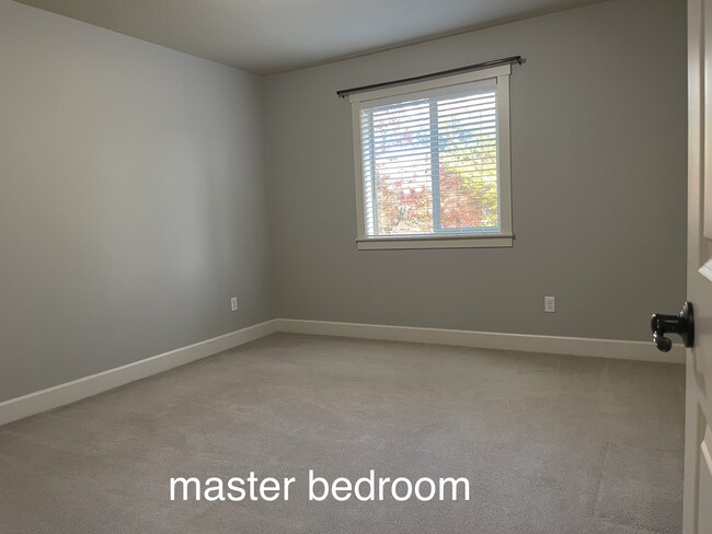 Master bedroom - 11440 SE Aquila St