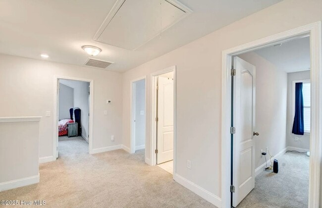 Building Photo - ***Special Offer*** Single Family Home in Desirable Neighborhood