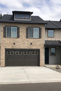 Building Photo - Beatiful Townhome.