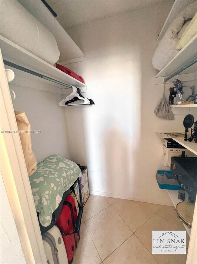 Building Photo - 300 Bayview Dr