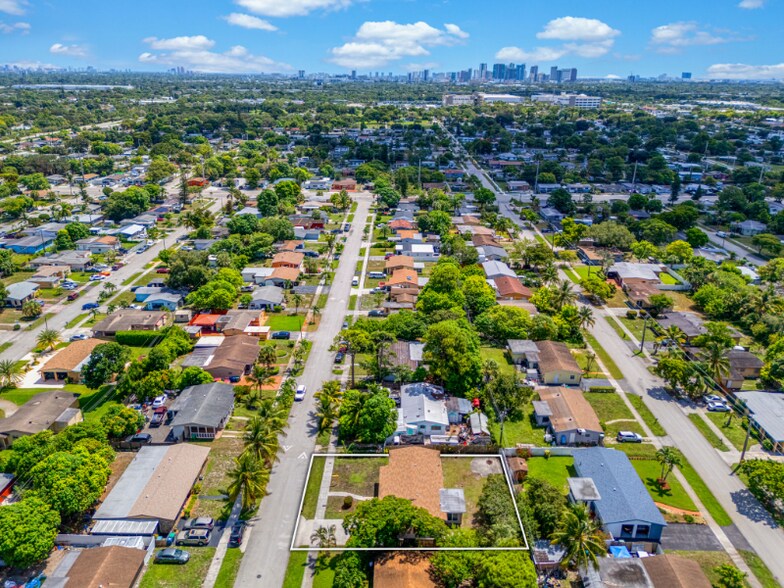 Building Photo - 3220 NW 4th Ct