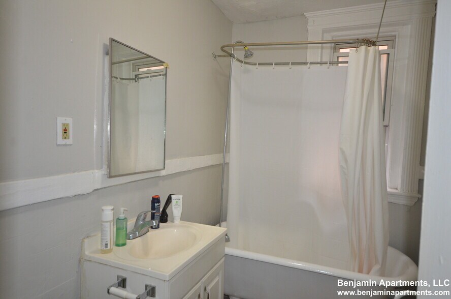 Building Photo - 463 Park Dr