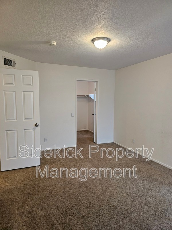 Building Photo - 1054 Fox Ct