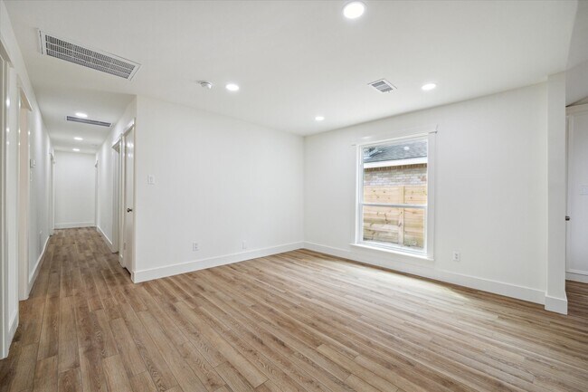 Building Photo - 9319 Carousel Ln
