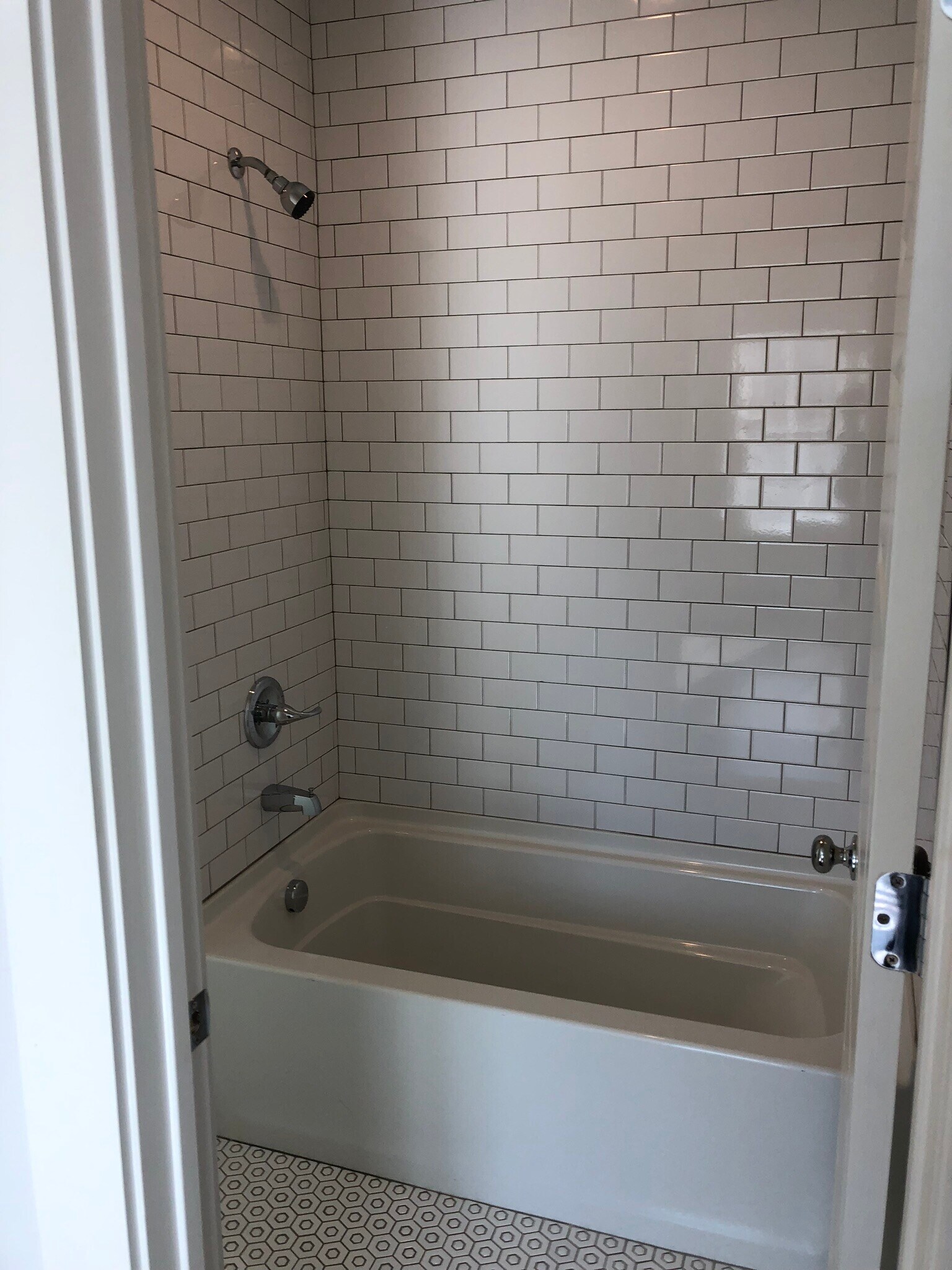 Full-size tub/shower combo - 2121 Roslyn Ave