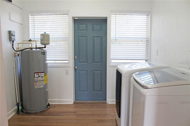 Building Photo - 1718 E Elm Rd