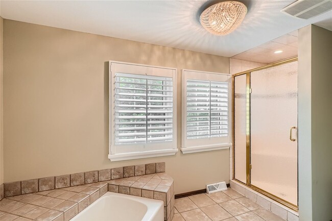 Building Photo - **Stunning 5-Bedroom 4-Bathroom Home in Li...