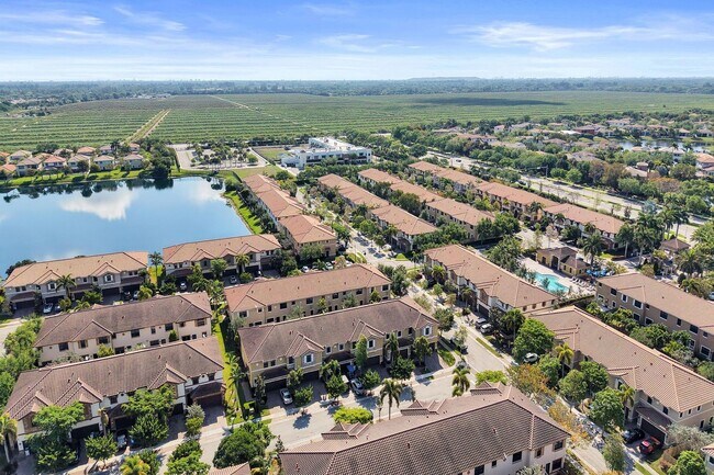 Building Photo - Gorgeous Townhome in Parkland