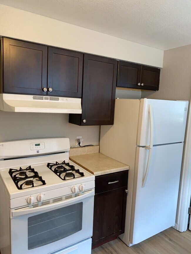 Building Photo - AVAILABLE NOW!  "Charming 2-Bedroom Gem in Denver's Heart with Spacious Layout - 837 Sq Ft of Coz...
