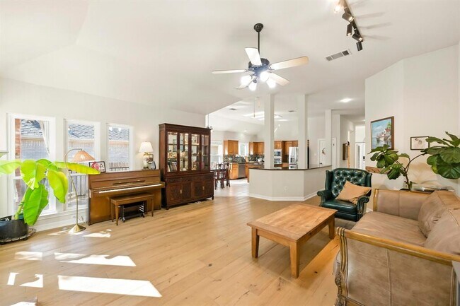 Building Photo - 9281 Scenic Bluff Dr