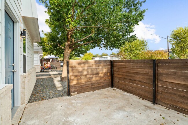 Building Photo - IN THE LOOP 2BD/1BA Brand New Finish Out /...