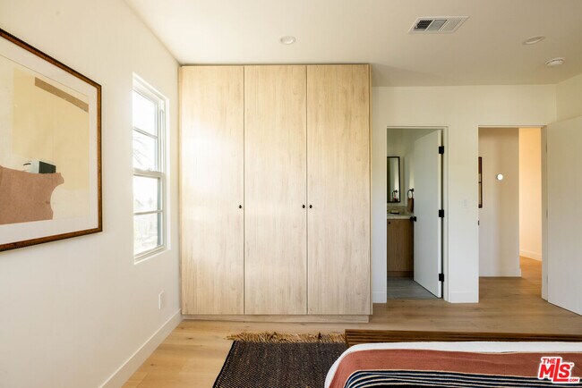 Building Photo - 1020 Manzanita St