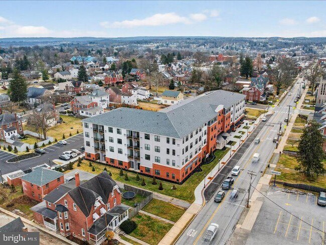 Building Photo - 624 Main St