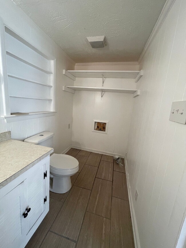 Building Photo - SPACIOUS BRICK RANCH in GOLDSBORO! 4 BR, 2 BA - FENCED-IN YARD *Convenient to SJAFB*
