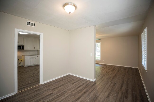 Building Photo - ** 4 Bed 2.5 Bath located in Mcgehee Allen...