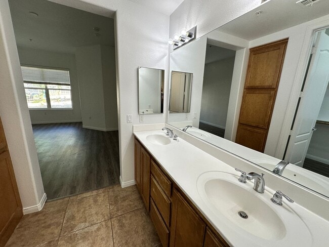 Building Photo - Guard Gated 2 Bed/2 Bath Condo w/Resort St...