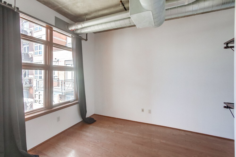 Building Photo - 877 Island Ave