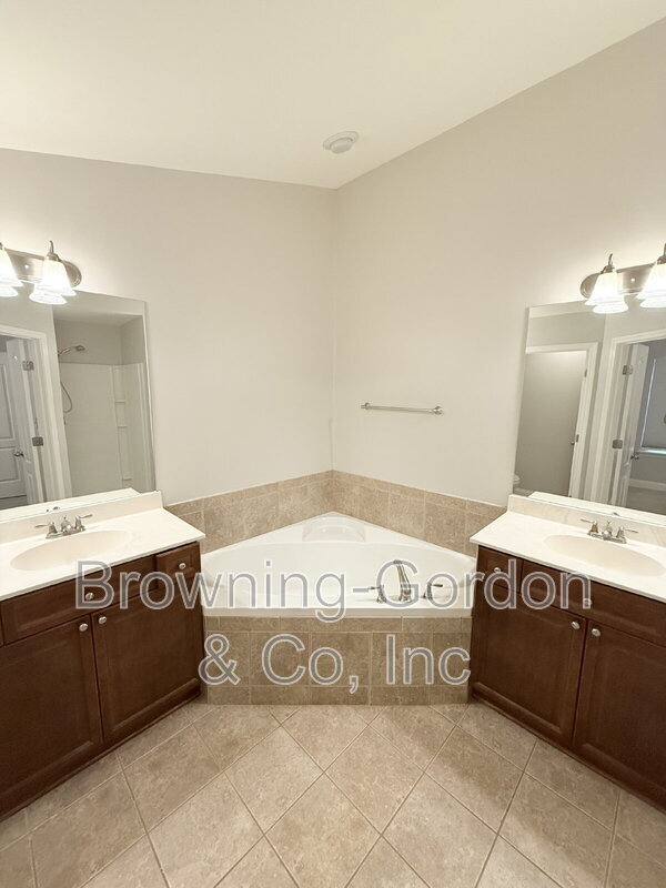 Building Photo - 1057 Woodbury Falls Dr