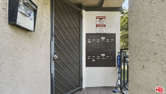 Building Photo - 420 Riverdale Dr