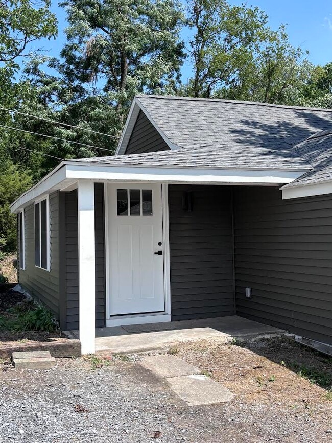 Building Photo - 640 S Oak St