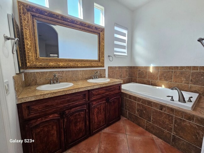 Building Photo - LARGE 3BED/2 BATH IN A COUNTRY CLUB SETTTING