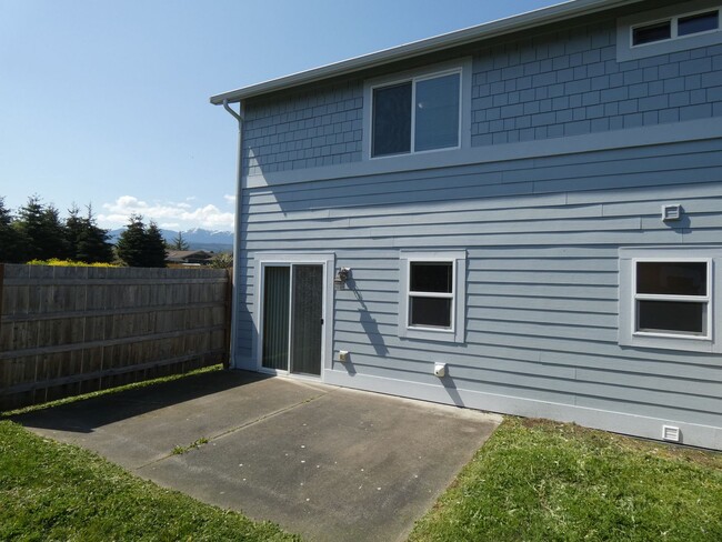 Building Photo - APPLICATION PENDING - Quiet living close t...