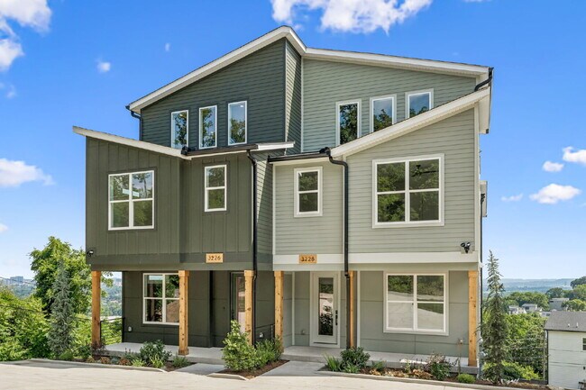 Building Photo - "Spacious 4-Bed, 4-Bath Gem in Nashville -...