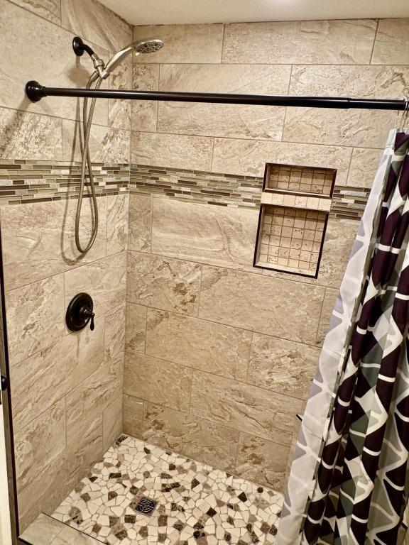 Building Photo - 2612 Eastview Dr