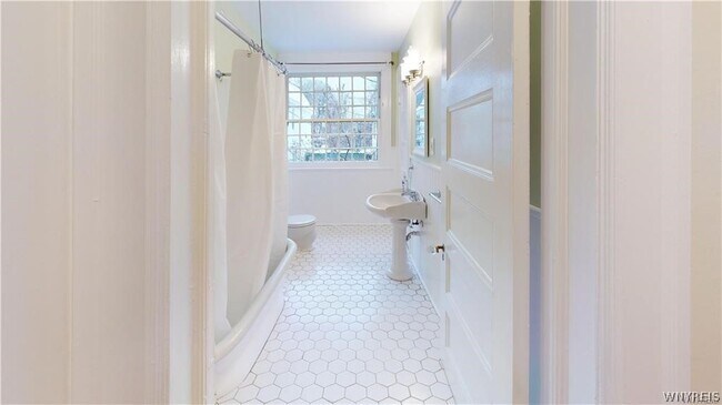 Building Photo - 222 Norwood Ave