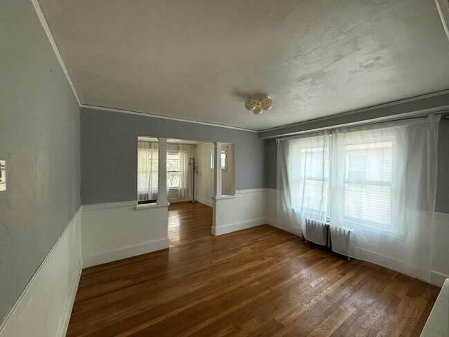 Building Photo - 135 Mills St