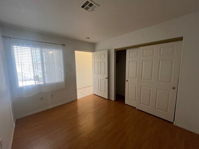 Building Photo - Sunny 2-Bed, 2-Bath in gated community!