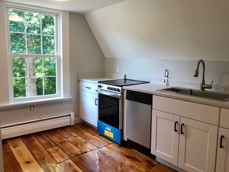 Kitchen - 46 Hopkins Ln