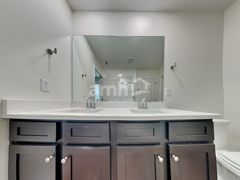 Building Photo - 85 Onate Cir