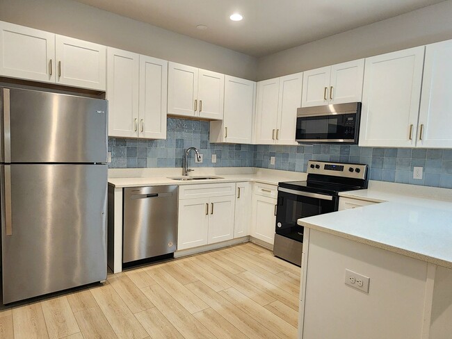 Building Photo - Gulf Shores 2/2.5 cottage available now