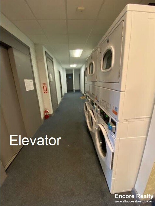 Building Photo - 448 Park Dr