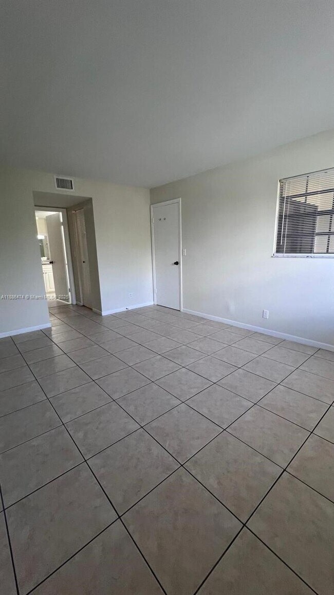 Building Photo - 4310 Crystal Lake Dr