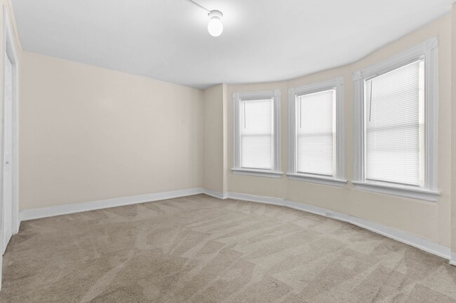 Building Photo - 1348 E 6th St