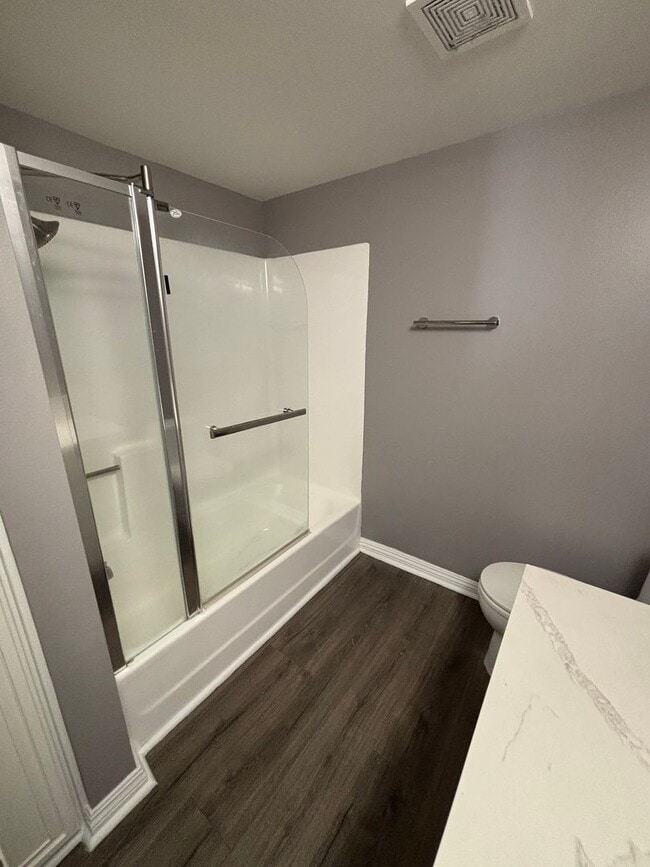 Building Photo - Two Masters Plus Loft Updated Condo in Long Beach