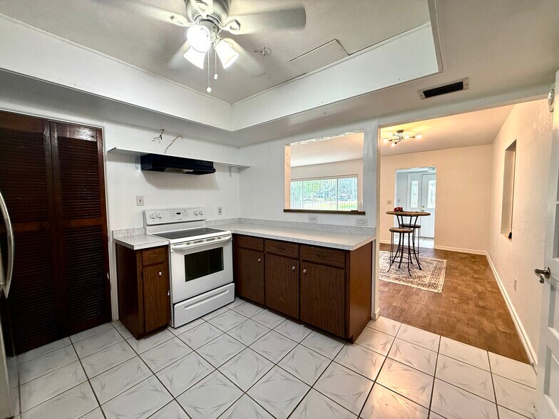 Building Photo - 151 S Triplet Lake Dr