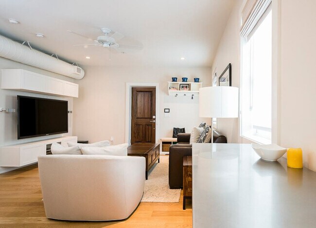 Building Photo - 616 D St SE