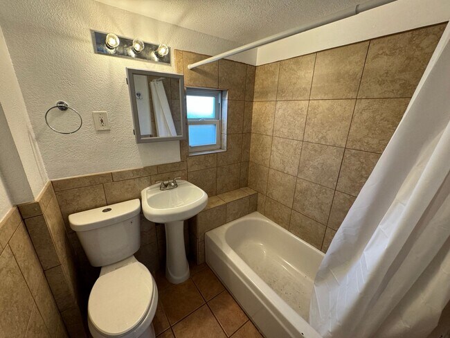 Building Photo - Charming 2 bedroom House