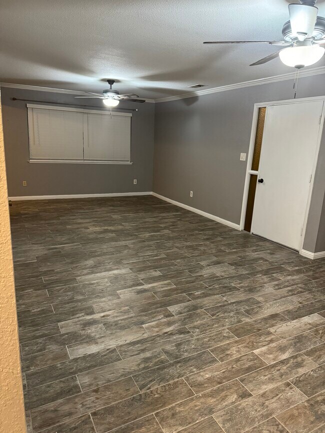 Building Photo - 1017 Mathia Dr