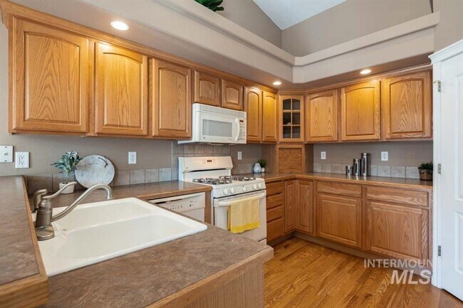 Building Photo - SE Boise 2 Story Charmer