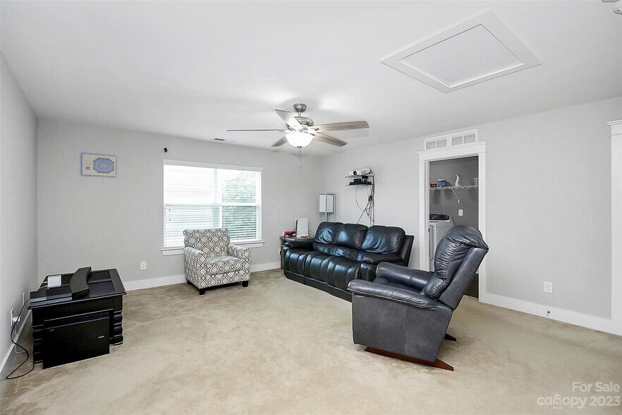 Building Photo - 149 Kingston Dr