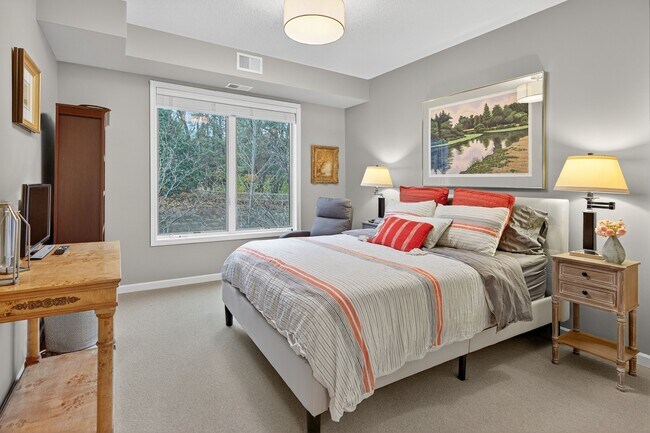 Building Photo - 5250 Grandview Square