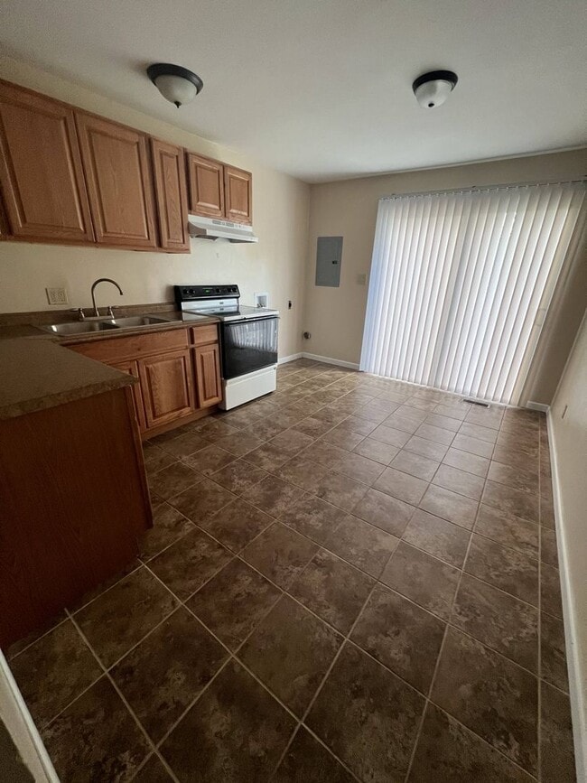 Building Photo - Pleasant 2 Bedroom, Private Entrance Apart...