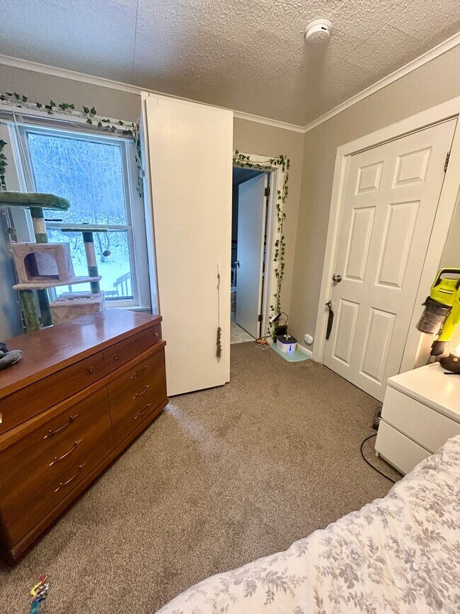 Building Photo - AVAILABLE FEBRUARY 1 BED 1 BATH W/ View of Lift Bridge !