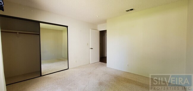 Building Photo - Cozy 2 bedroom 2 Bath home near Stowell and Broadway!