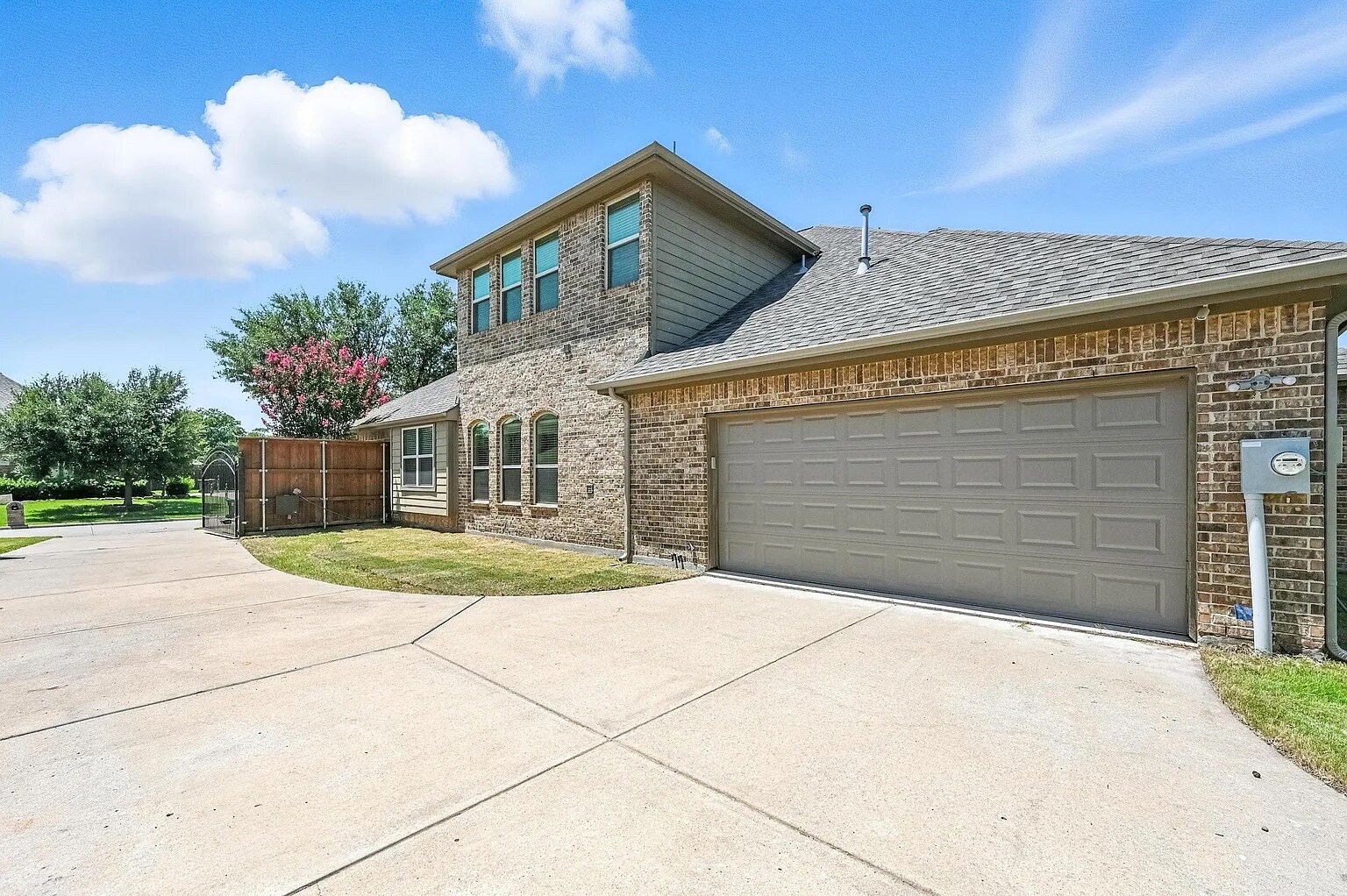 Building Photo - Room in House on Smoke Tree Dr