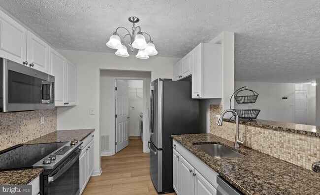 Building Photo - Welcome to Piney Orchard! This beautifully updated 2-bedroom, 2-bath condominium!